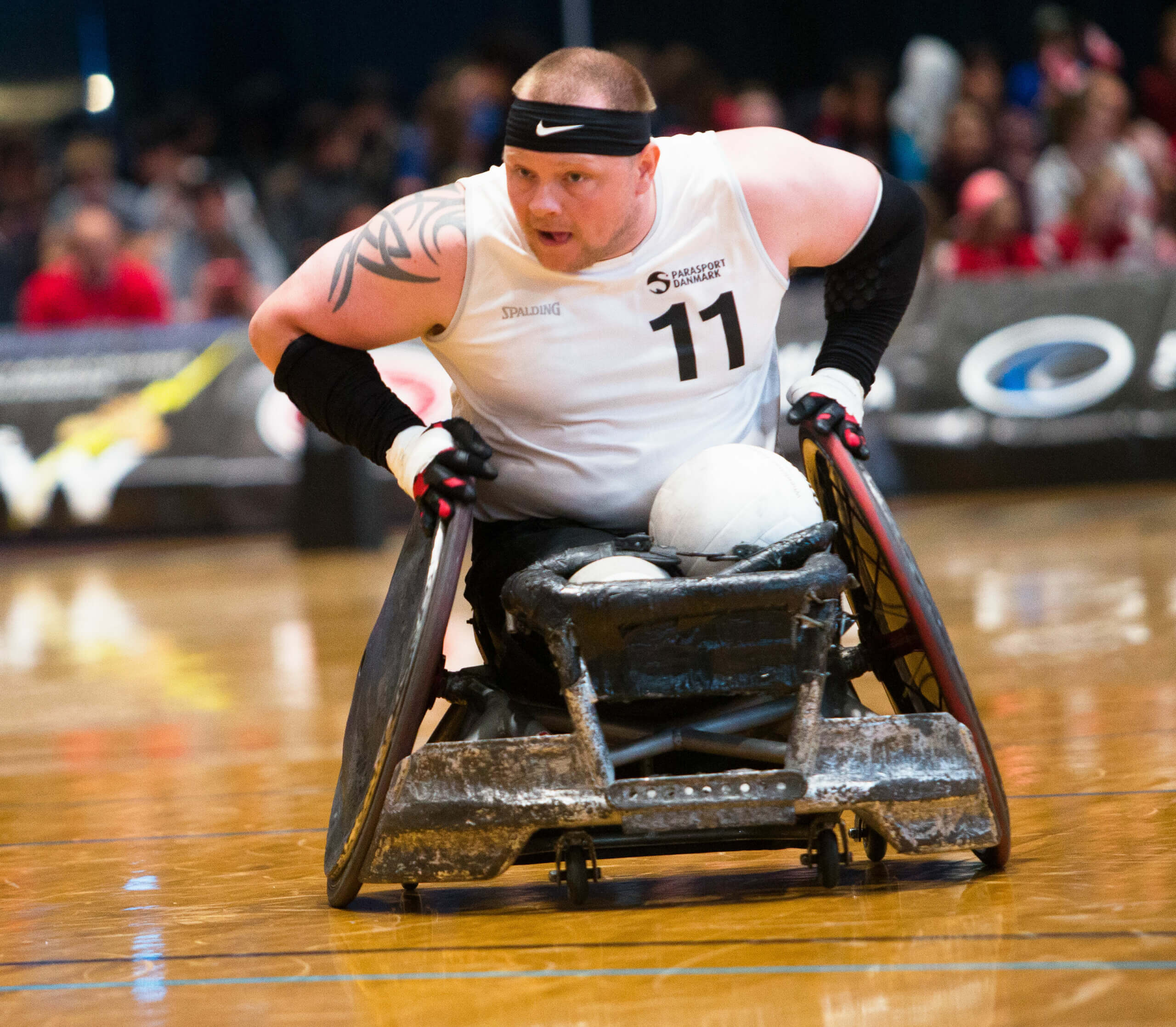 Mark Peters pushing with the ball in 2018